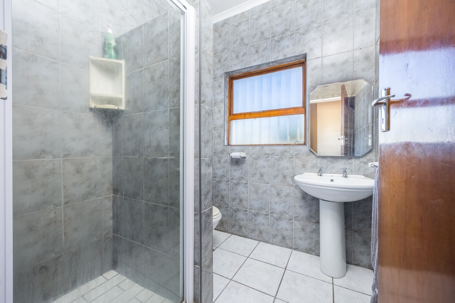 6 Bedroom Property for Sale in Vredekloof Western Cape
